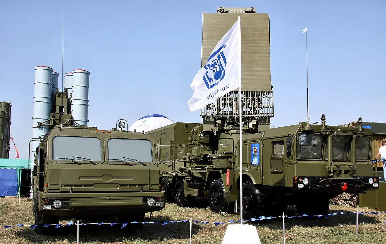 منظومة S-400 Triumf الروسية إلى جانب رادار 96L6 في معرض ماكس الجوي 2011