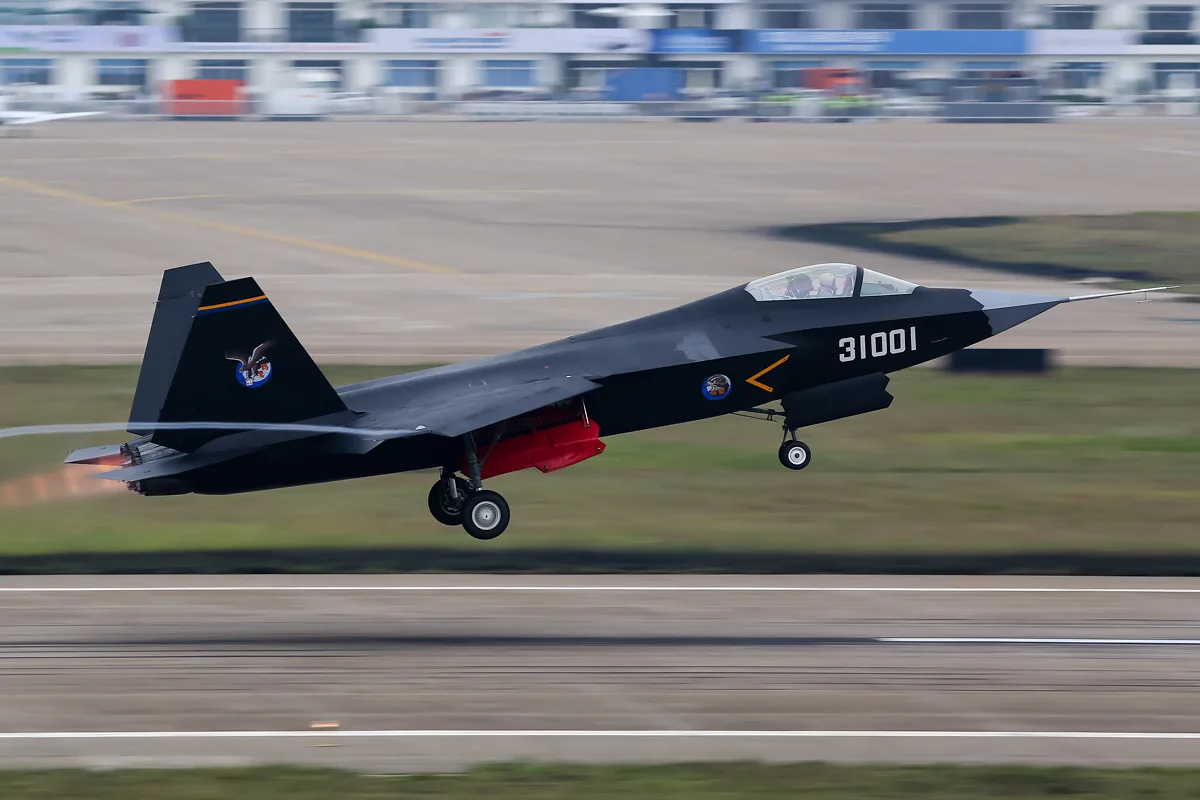 طائرة Shenyang J-31 النموذجية سابقة FC-31 وJ-35 معروضة في معرض تشوهاي الجوي للطيران 2014