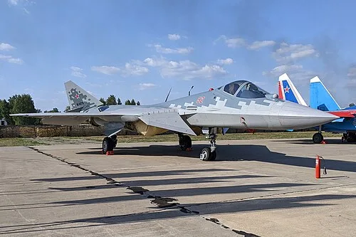 مقاتلة Su-57 فيلون الروسية معروضة بشكل ثابت في معرض عسكري
