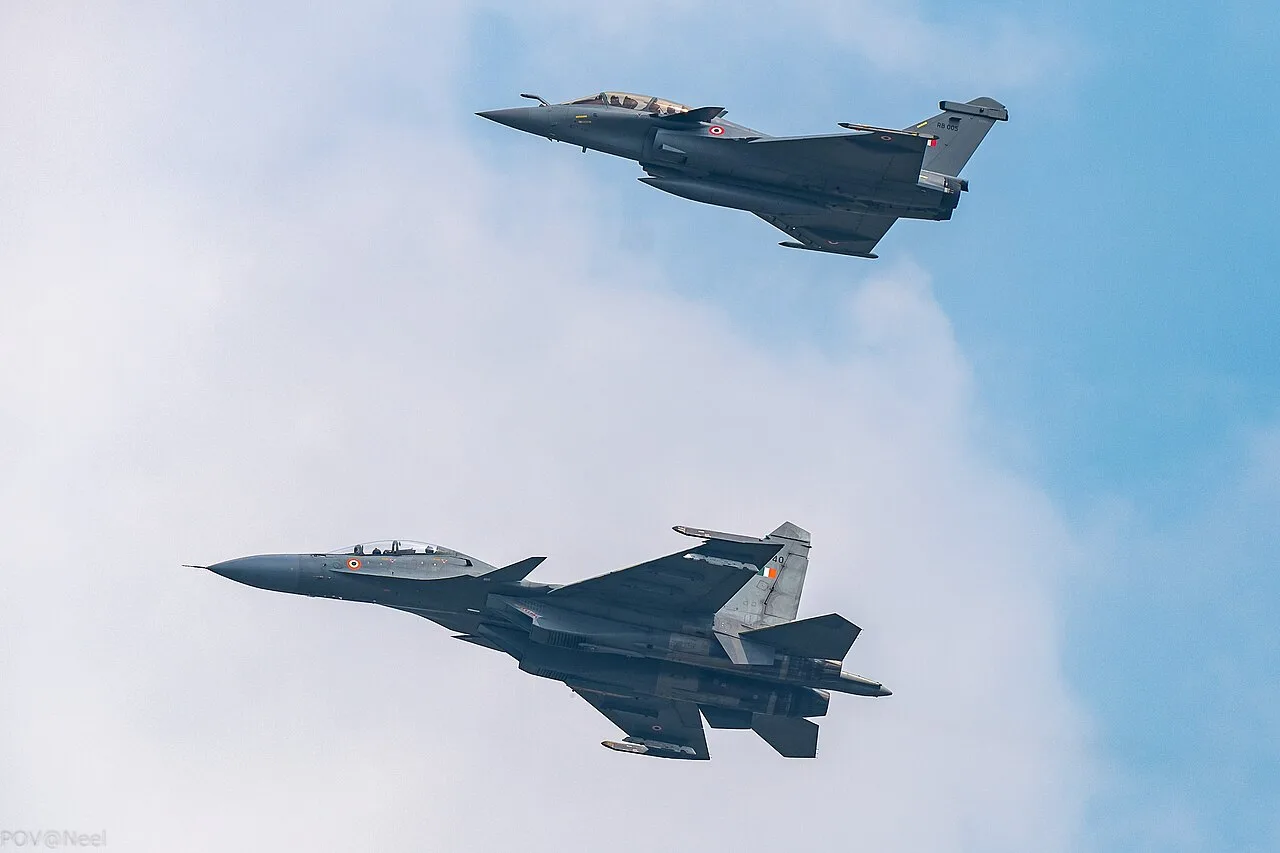 مقاتلتا Su-30MKI وRafale التابعتان لسلاح الجو الهندي في طيران مشترك