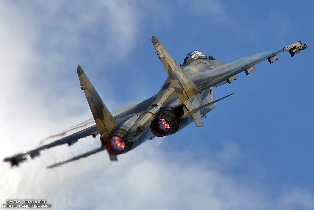 مقاتلة Su-35 الروسية أثناء الإقلاع بإشعال لاحق وزاوية ارتفاع حادة في معرض جوي