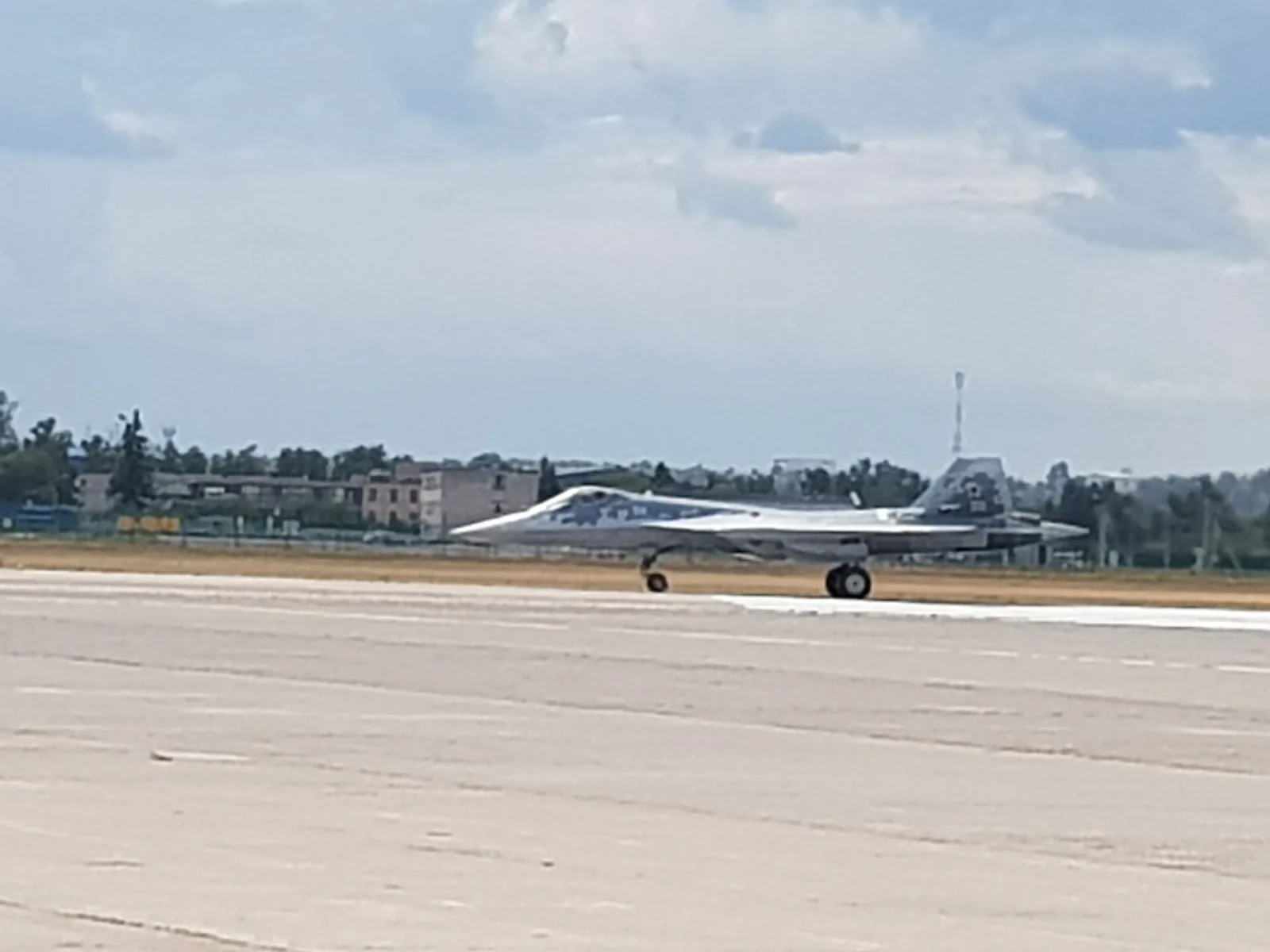 مقاتلة Su-57 الروسية الشبحية خلال معرض جوي، الطائرة التي حذّرت واشنطن الجزائر من مغبة شرائها بموجب كاتسا