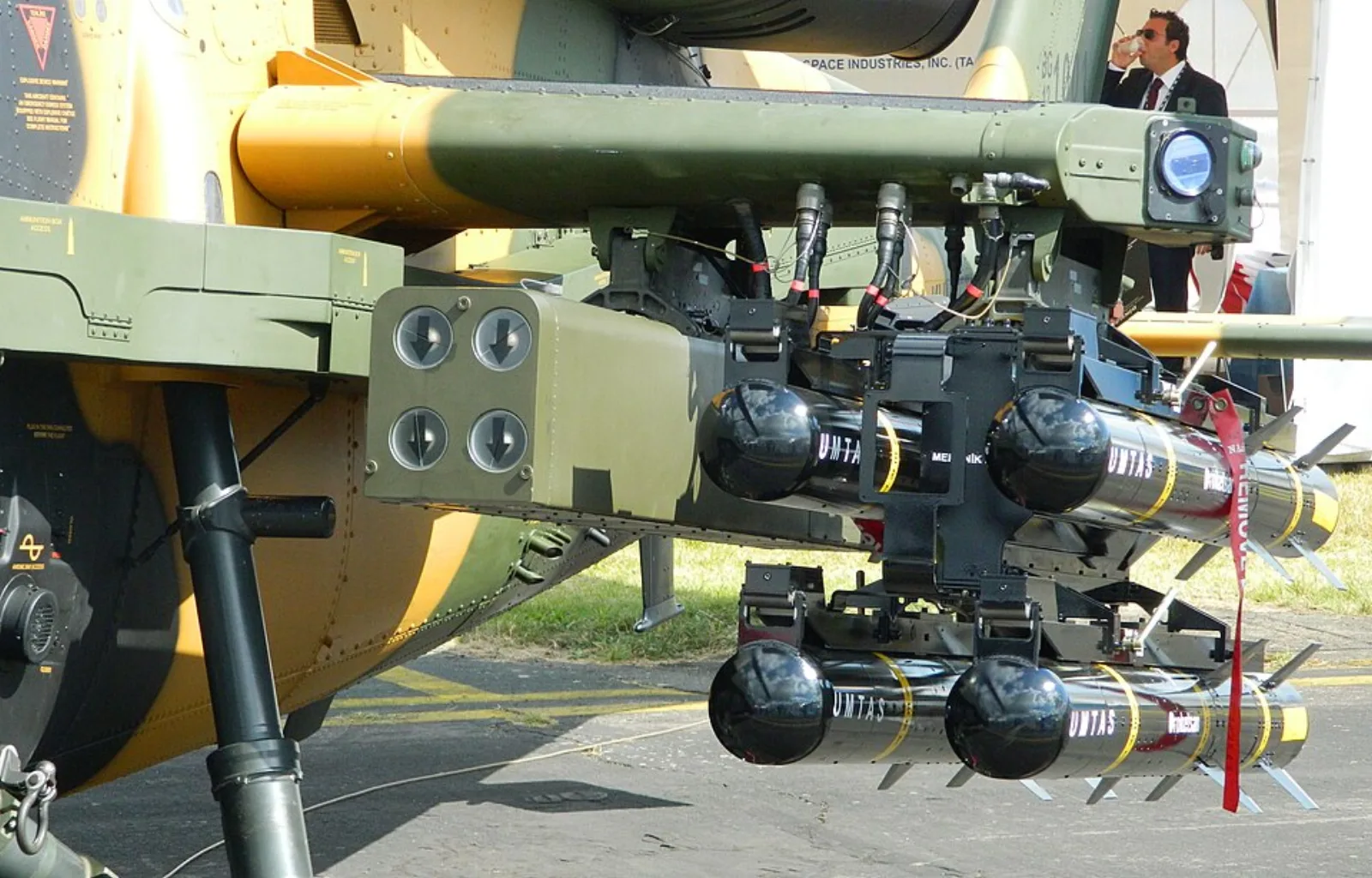 صواريخ UMTAS مثبّتة على مروحية T129 ATAK التركية