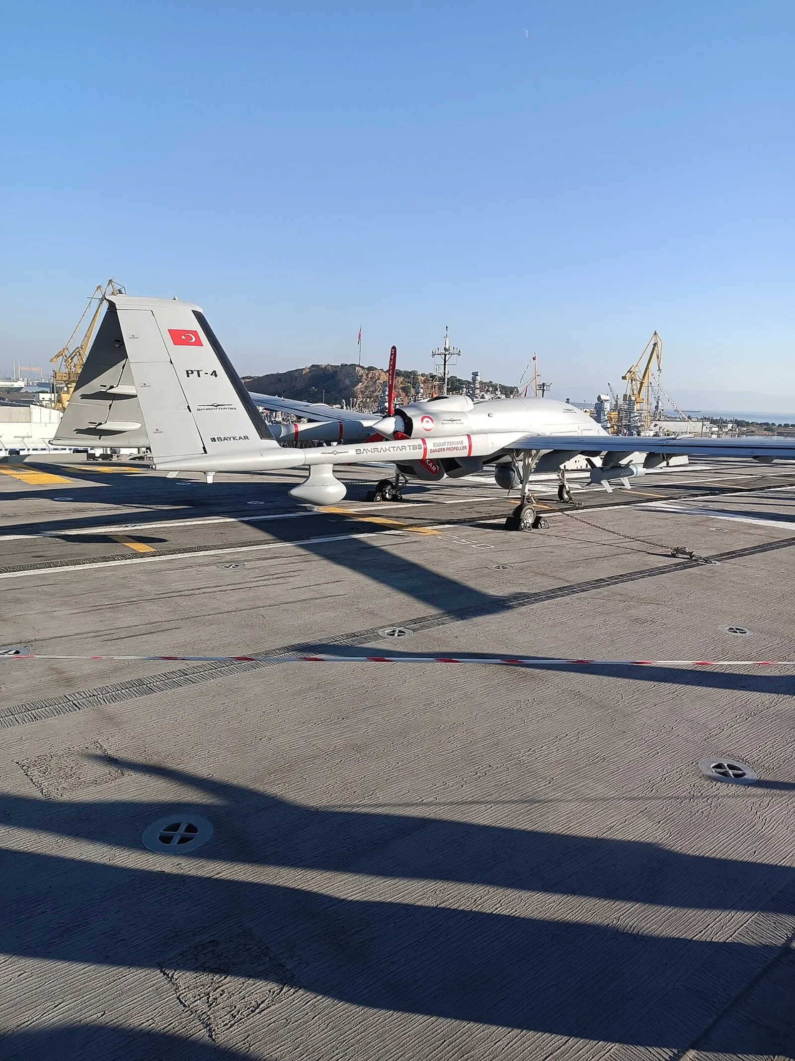 طائرة Bayraktar TB3 مركونة على سطح الإقلاع لسفينة TCG Anadolu