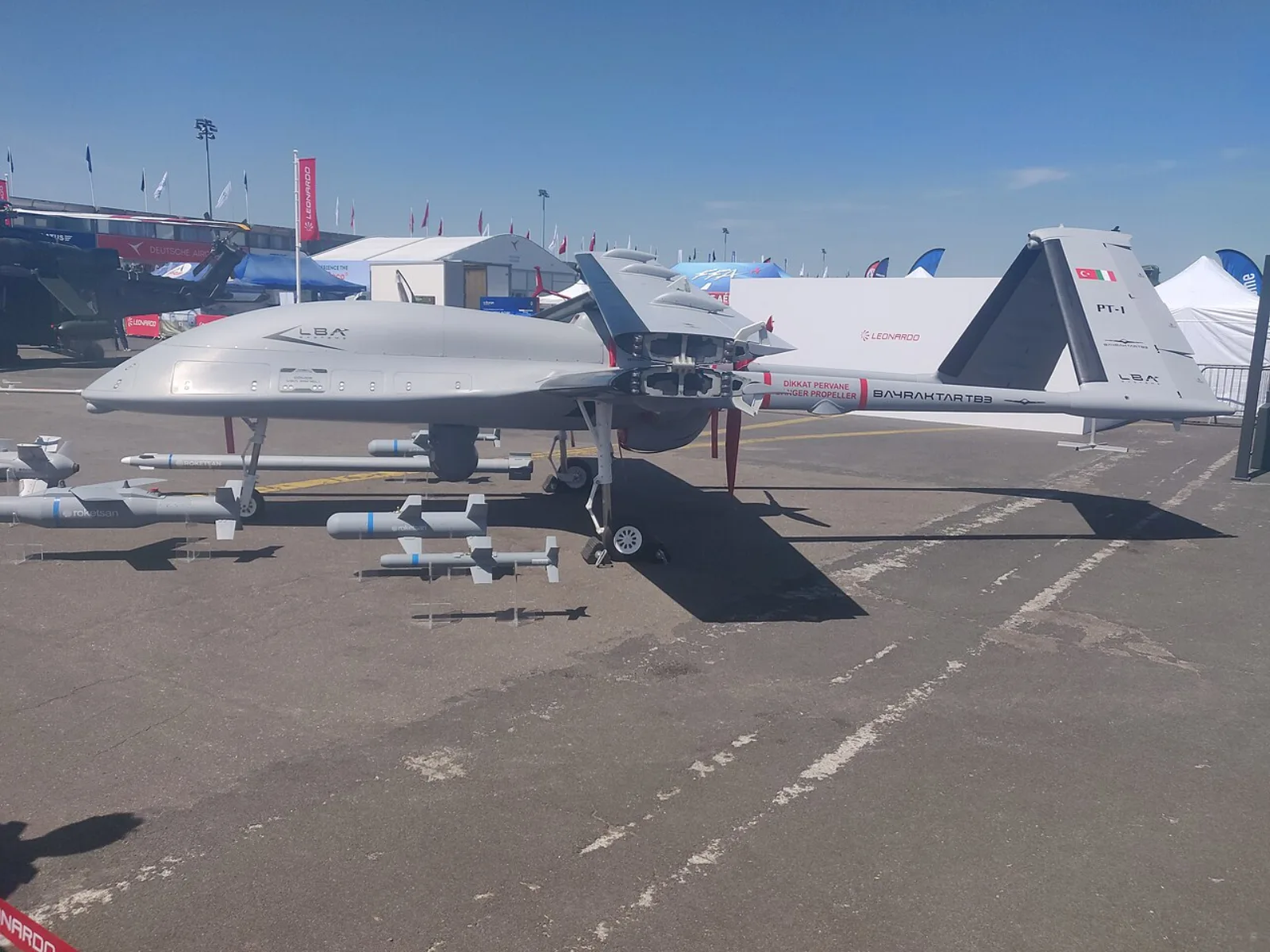 نسخة Astore Levante من Bayraktar TB3 بأجنحة مطوية وشارة LBA Systems وليوناردو