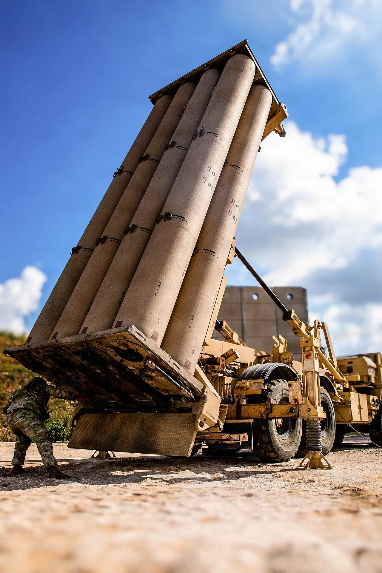 جندي من مدفعية الدفاع الجوي الأمريكية يفتش منصة THAAD في منطقة عمليات القيادة الوسطى الأمريكية سنتكوم التي تضم السعودية