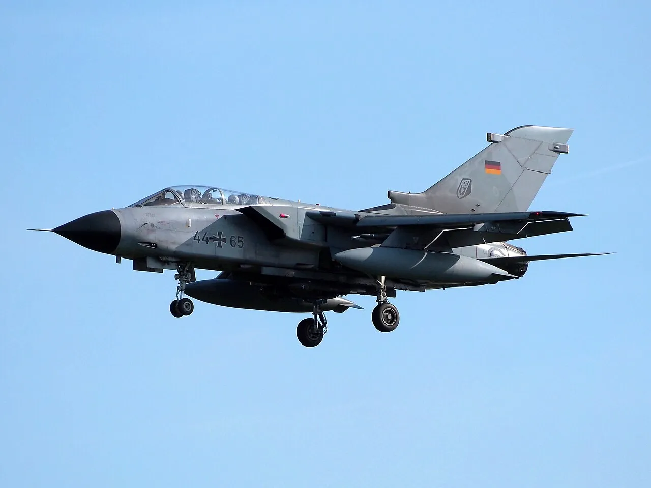 مقاتلة Panavia Tornado تابعة لسلاح الجو الألماني برقم التسلسل 44+65 تحط في قاعدة بوخل الجوية