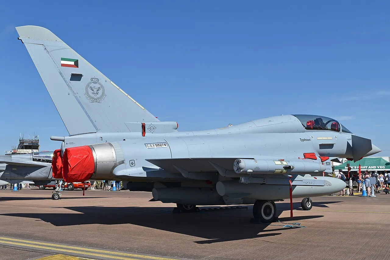 طائرة يوروفايتر تايفون الكويتية KAF906 من زاوية جانبية في معرض RIAT 2022