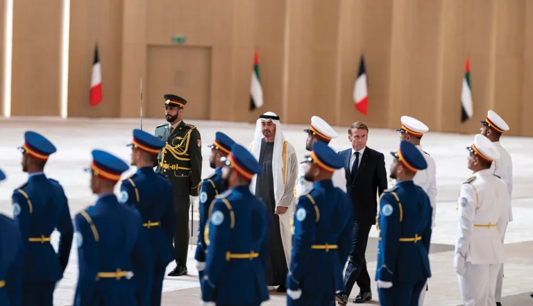 الإمارات وفرنسا تتبادلان إطار الشراكة الدفاعية الاستراتيجية وترتيبات للصناعات الدفاعية خلال زيارة ماكرون لأبوظبي