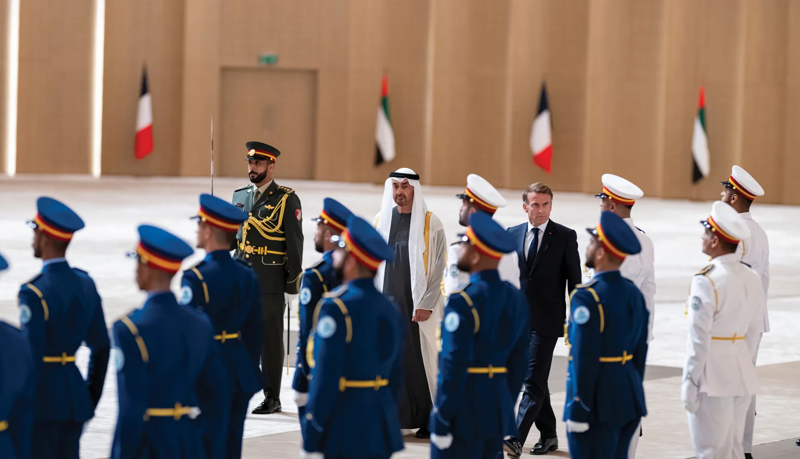 مراسم الاستقبال الرسمي للرئيس الفرنسي إيمانويل ماكرون في أبوظبي بحضور الشيخ محمد بن زايد وحرس الشرف