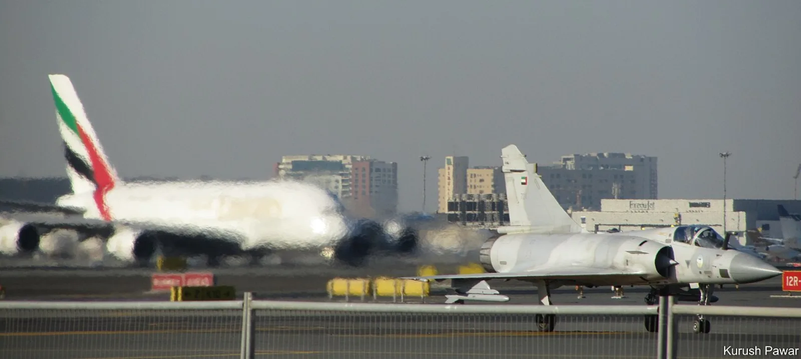 مقاتلة Mirage 2000-9 إماراتية تتجه إلى مدرج الإقلاع