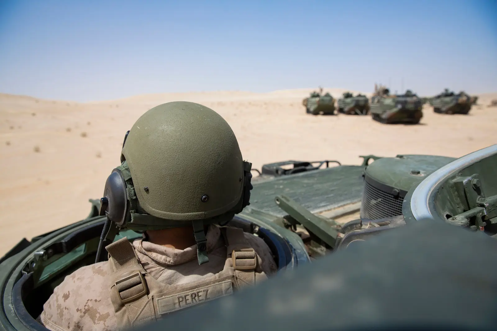 جندي من مشاة البحرية الأمريكية في مركبة برمائية خلال مناورة Native Fury المشتركة مع القوات المسلحة الإماراتية