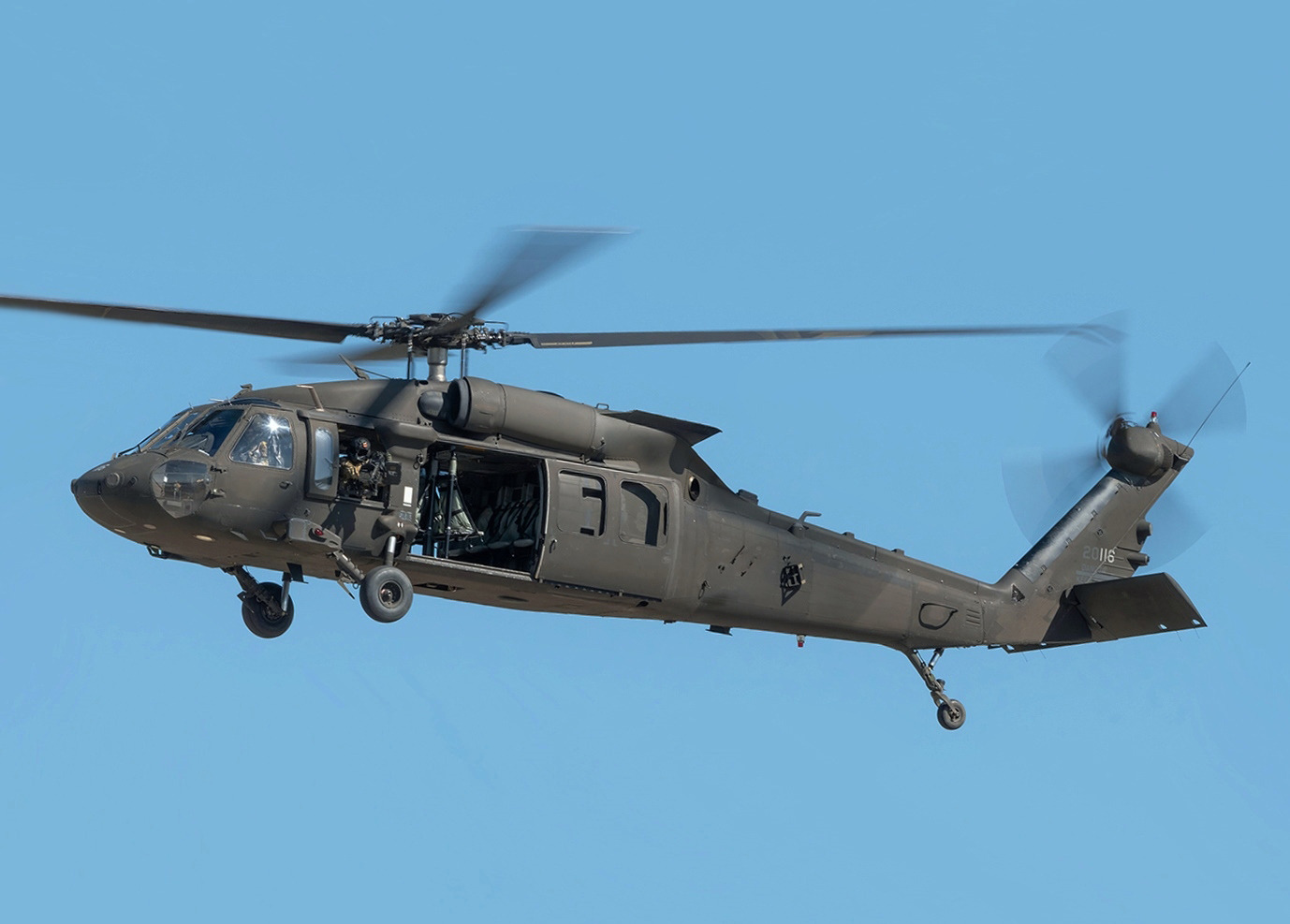 جندي من الحرس الوطني الأمريكي يقوم بعمليات صيانة لمروحية UH-60 Black Hawk