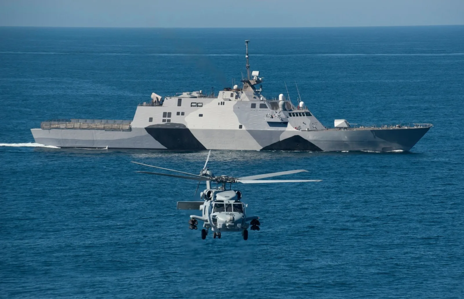 مروحية MH-60R Seahawk أمريكية تحلق قرب سفينة USS Freedom خلال تجارب بحرية، نفس تصميم الهيكل ونوع المروحية المستخدمين في فرقاطة MMSC السعودية