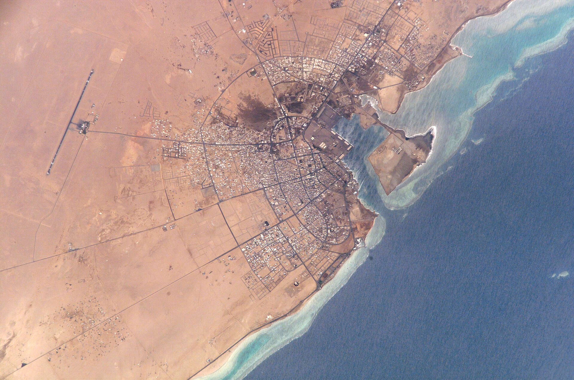 صورة فضائية لمدينة ينبع على ساحل البحر الأحمر